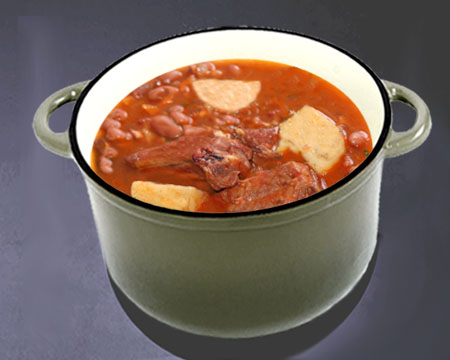 Фасолевый суп на мясном бульоне в кастрюле