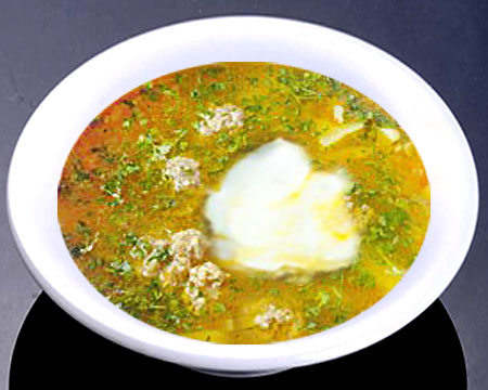 Гороховый суп с фрикадельками в тарелке