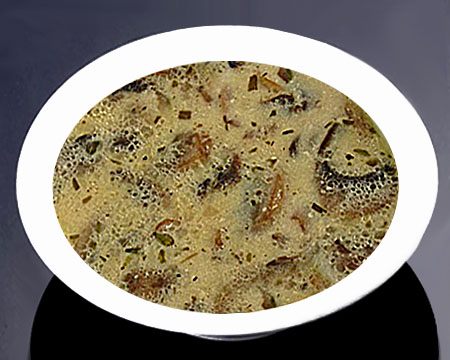 Грибной суп на молоке из сушеных грибов в тарелке
