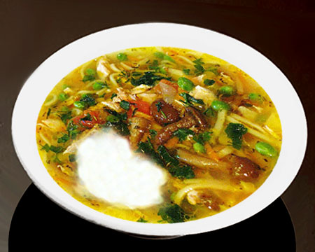 Куриный суп с зеленым горошком и грибами в тарелке