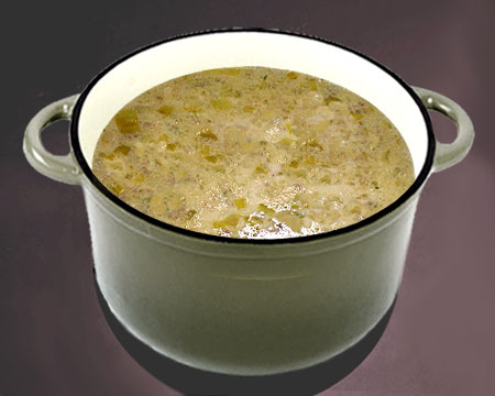 Луковый суп с салом и молоком в кастрюле