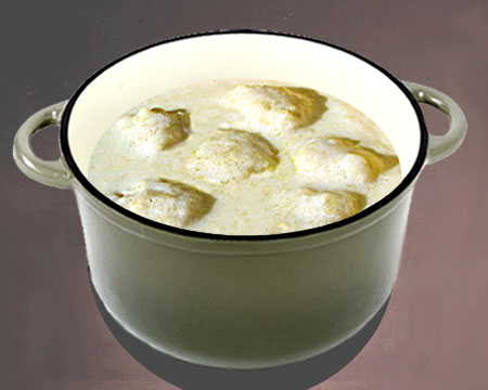 Молочный суп с манными клецками в кастрюле
