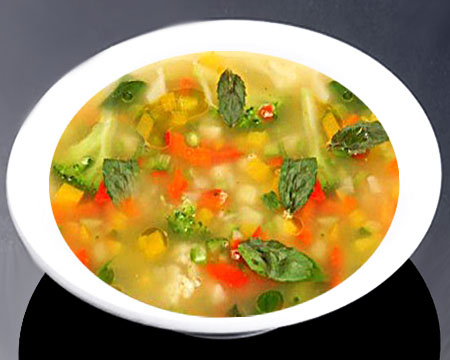 Овощной суп из брокколи с рисом в тарелке