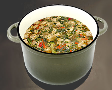 Овощной суп с пельменями и брокколи в кастрюле