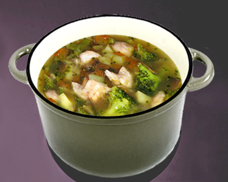 Рыбный суп с брокколи в кастрюле