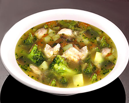 Рыбный суп с брокколи в тарелке