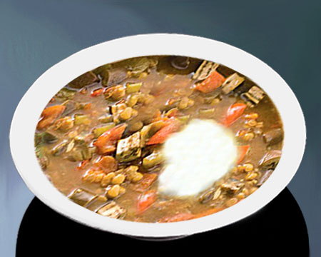 Суп из чечевицы с баклажанами в тарелке