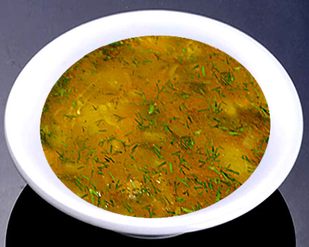 Суп из чечевицы с маринованными огурцами в тарелке