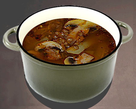 Суп из чечевицы со свежими грибами в кастрюле