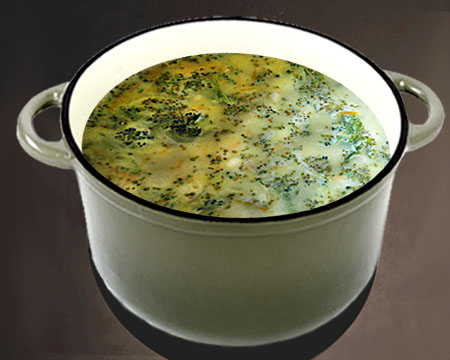 Сырный суп с брокколи в кастрюле