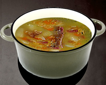 гороховый суп с копченостями в кастрюле
