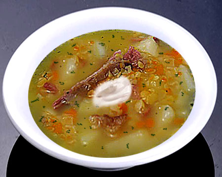 гороховый суп с копченостями в тарелке