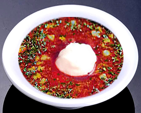 Красный борщ с салом в тарелке