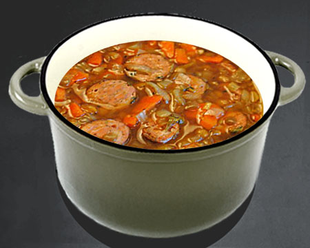 Суп из чечевицы с колбасой в кастрюле