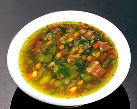 Суп из чечевицы с копченостями в тарелке