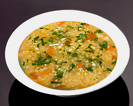 Чесночный суп с пшеном в тарелке