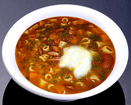 Фасолевый суп с макаронами в тарелке