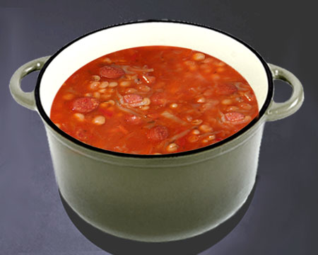 Фасолевый суп с колбасой и капустой в кастрюле
