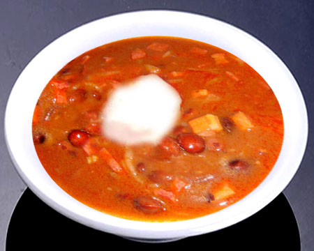 Фасолевый суп с ветчиной в тарелке