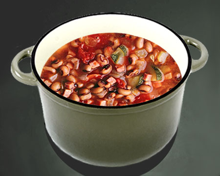 Фасолевый суп с ветчиной и цуккини в кастрюле
