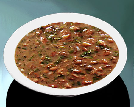 Фасолевый суп с зеленью в тарелке