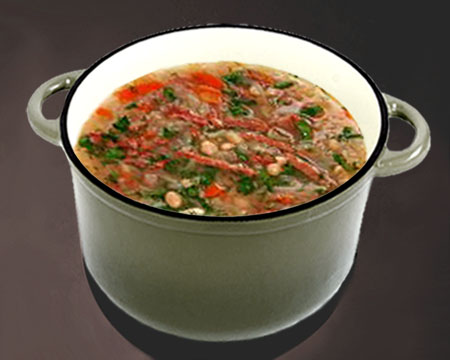 Фасолевый суп с тушеной говядиной в кастрюле