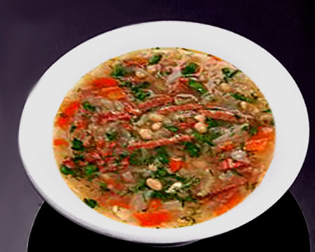 Фасолевый суп с тушеной говядиной в тарелке