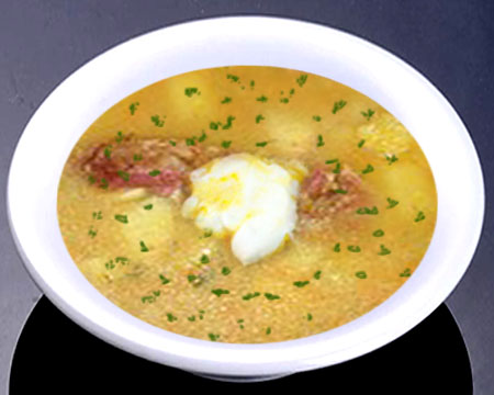 Гороховый суп с копчеными ребрышками в тарелке