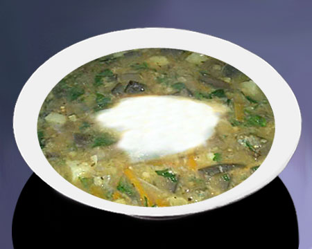Гороховый суп с баклажанами в тарелке