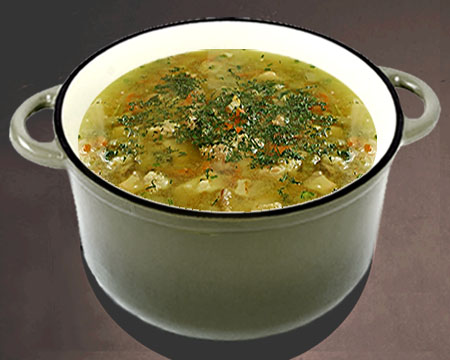 Гороховый суп с беконом в кастрюле