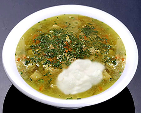 Гороховый суп с беконом в тарелке