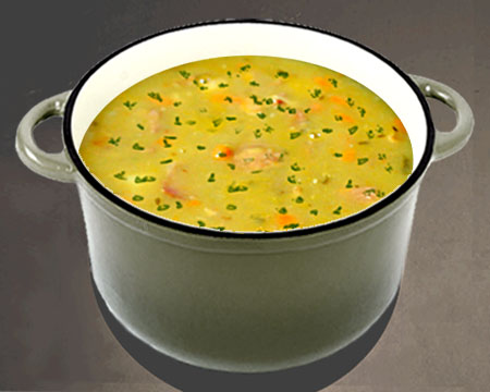 Гороховый суп с копченым куриным окорочком в кастрюле