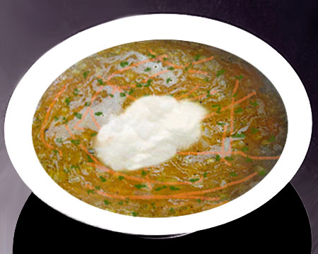 Гороховый суп с морковью по-корейски в тарелке