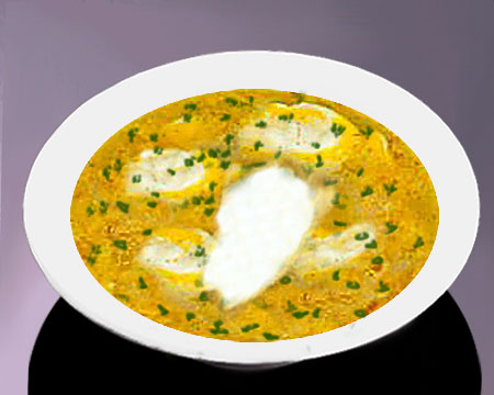 Гороховый суп с пельменями в тарелке