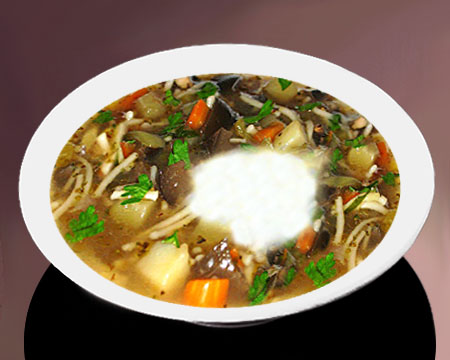 Грибной суп с баклажанами в тарелке