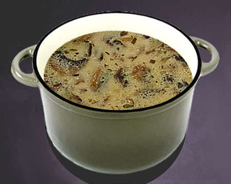 Грибной суп на молоке из сушеных грибов в кастрюле
