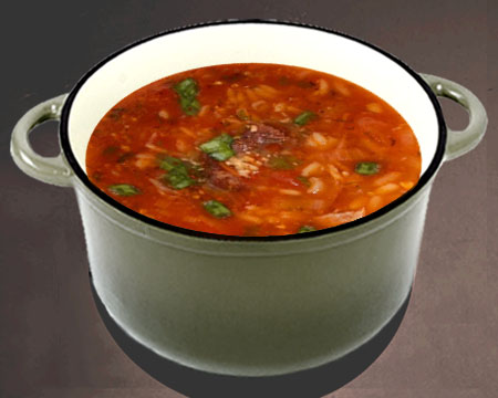 Суп харчо с томатным соусом в кастрюле