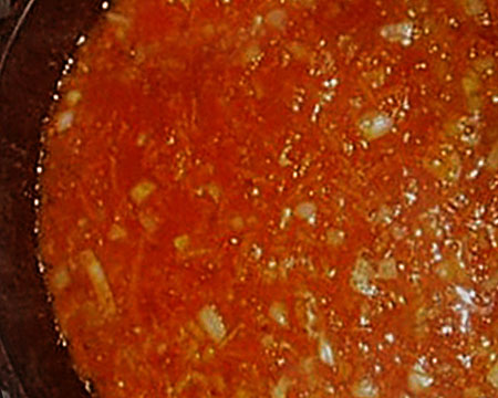 зажарка лук с томатным соусом