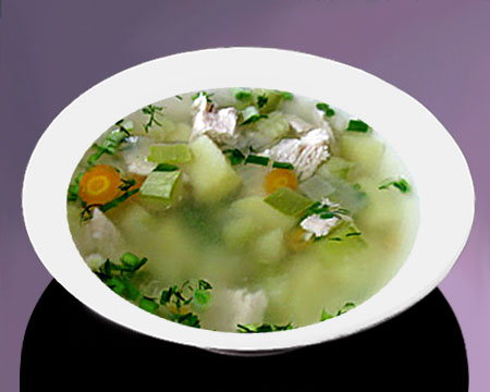 Куриный суп с кабачками в тарелке