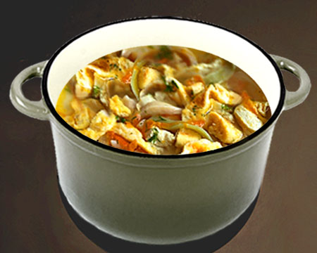 Куриный суп с омлетом и цветной капустой в кастрюле