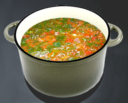 Куриный суп с паприкой в кастрюле