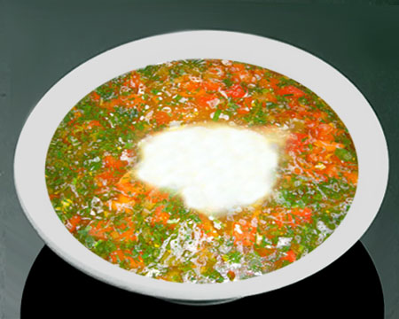 Куриный суп с паприкой в тарелке