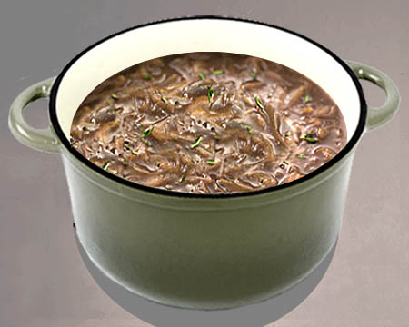 Луковый суп с маринованными грибами в кастрюле