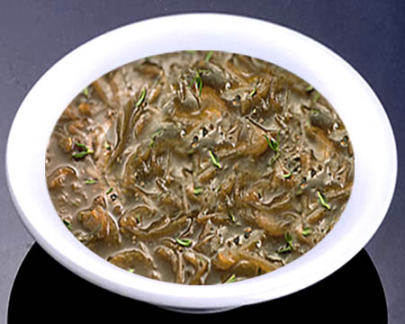 Луковый суп с маринованными грибами в тарелке