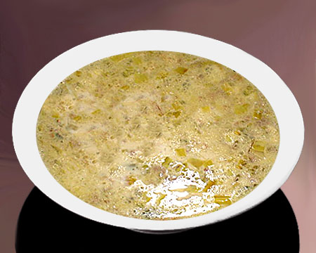 Луковый суп с салом и молоком в тарелке