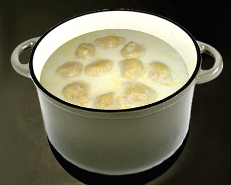 Молочный суп с ленивыми варениками в кастрюле