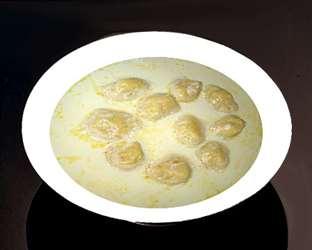 Молочный суп с ленивыми варениками в тарелке