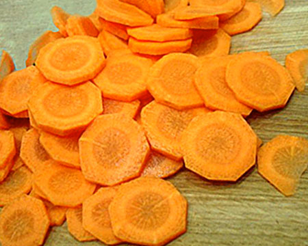 морковь, порезанная колечками