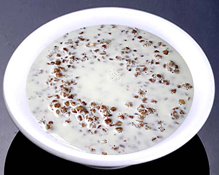 Молочный суп с гречкой в тарелке