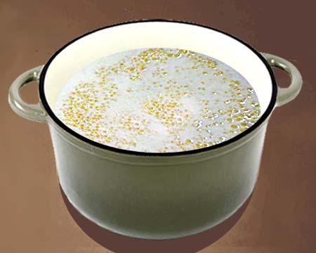 Молочный суп с пшеном в кастрюле